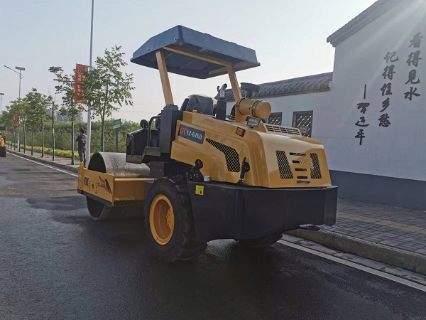 單鋼輪壓路機